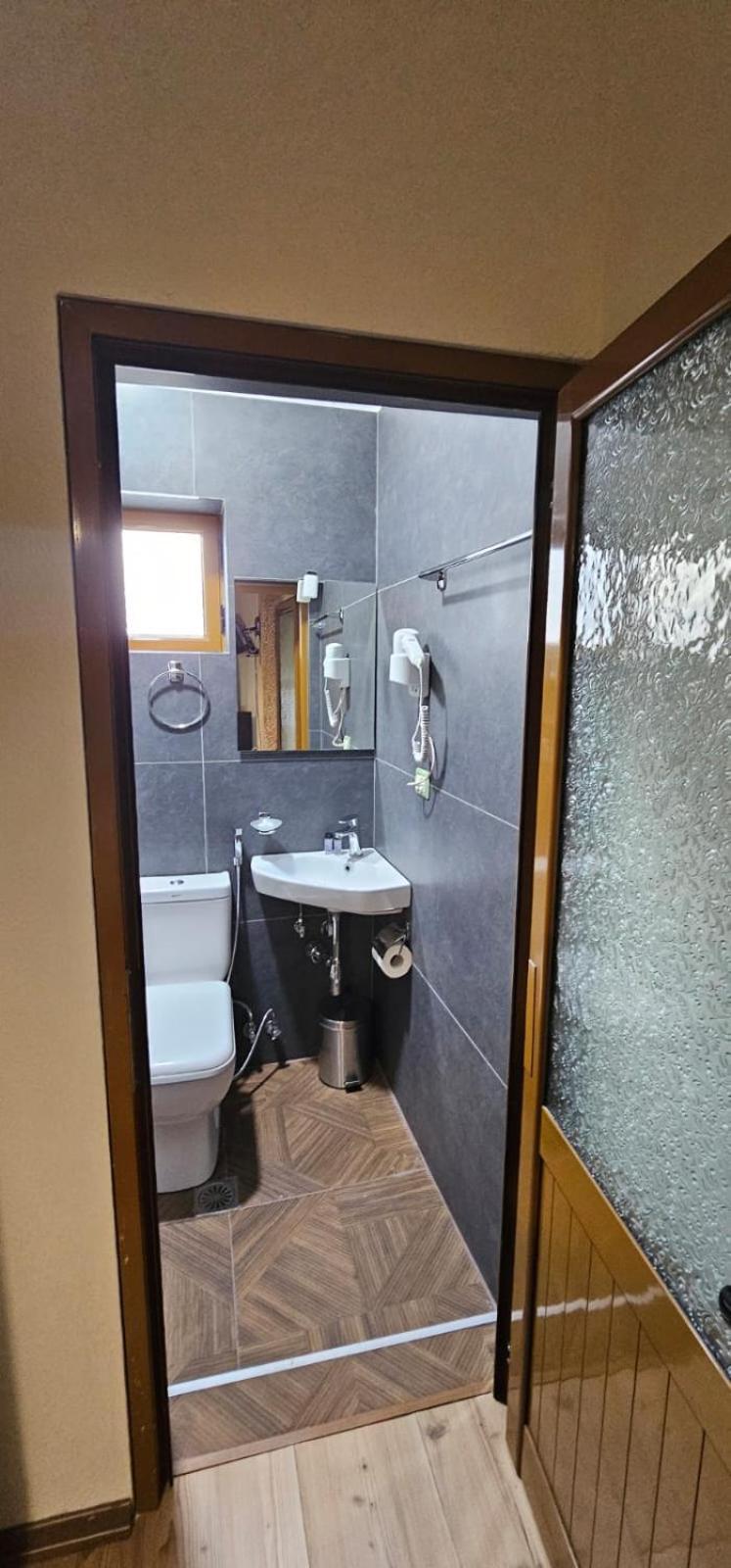 Hotel Sofra จีโรคาสเตอร์ ภายนอก รูปภาพ