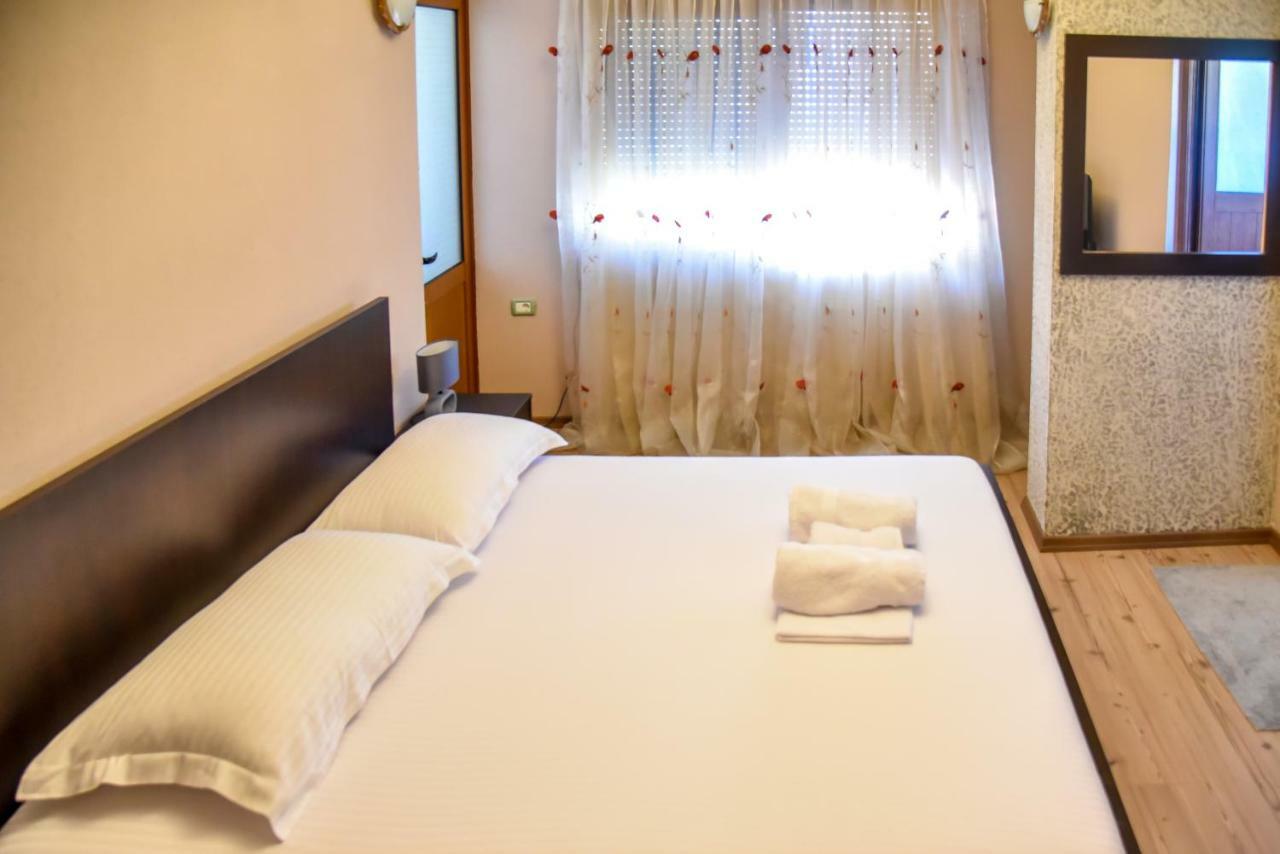 Hotel Sofra จีโรคาสเตอร์ ภายนอก รูปภาพ